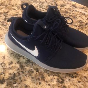 Nike men’s 9.5 navy running shoes